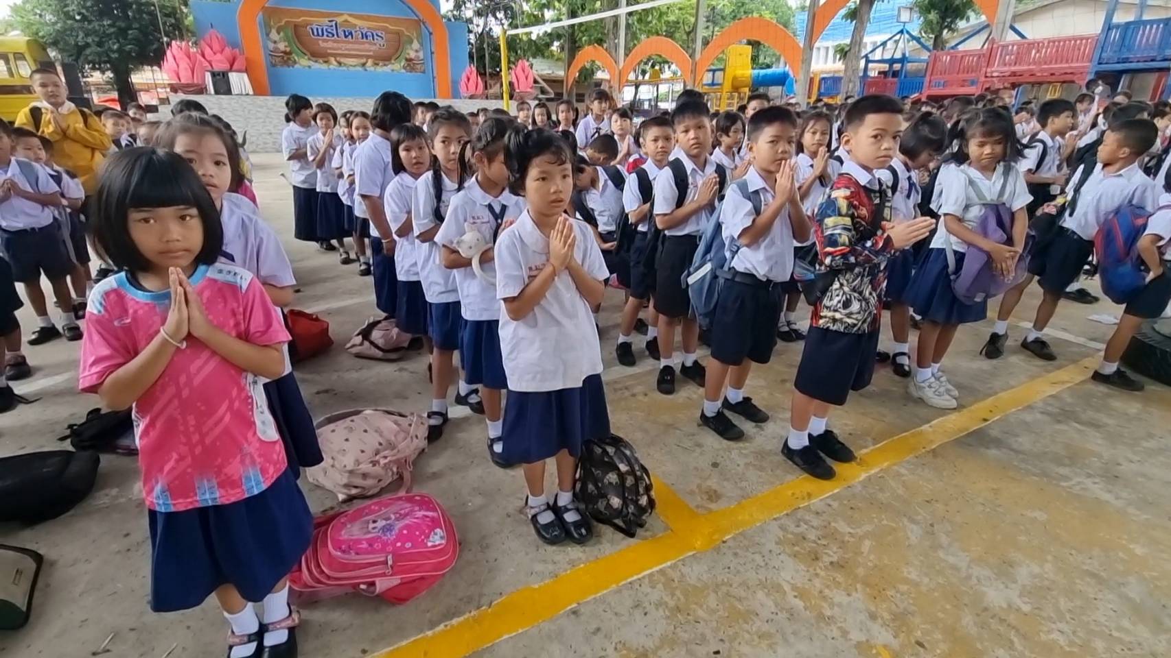 อุบลราชธานี นักเรียนร่วมอาลัยเพื่อนที่เสียชีวิตรถบัสไฟไหม้ 
