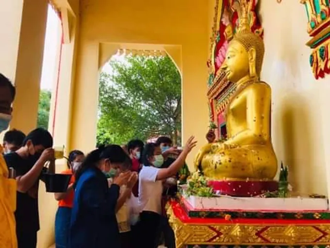 สจ.ยโสธร ร่วมงานประเพณีสรงน้ำพระพุทธรูปและรูปสิงห์วัดศรีธาตุ