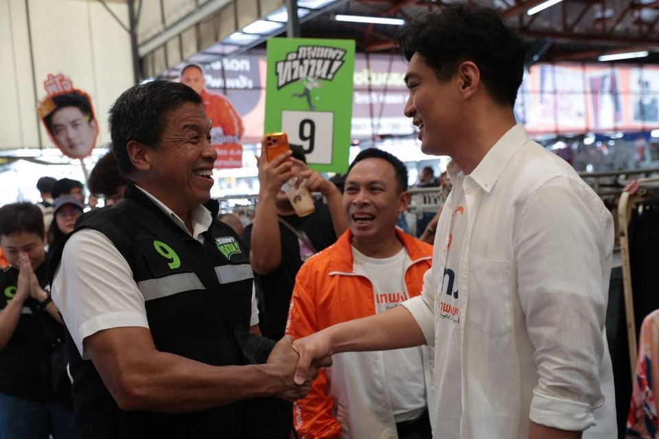 'ชัชชาติ' จับมือให้กำลังใจ 'ชัยวัฒน์' หลังหาเสียงชนกันที่ตลาดเอซี สายไหม