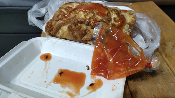 เกือบไปแล้ว!! หนุ่มสั่ง ข้าวไข่เจียว มีซอสสูตรพิเศษ แถมแขกไม่ได้รับเชิญ ถึง 4 ตัว