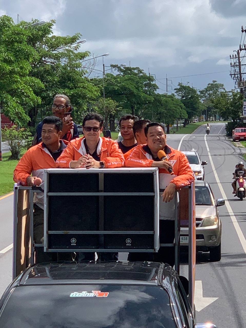 "โรม" นำ "ว่าที่ ส.ส.ก้าวไกล" ขึ้นรถแห่ขอบคุณชาวภูเก็ต ลั่นจะเป็นรัฐบาลทำงานเต็มที่ 
