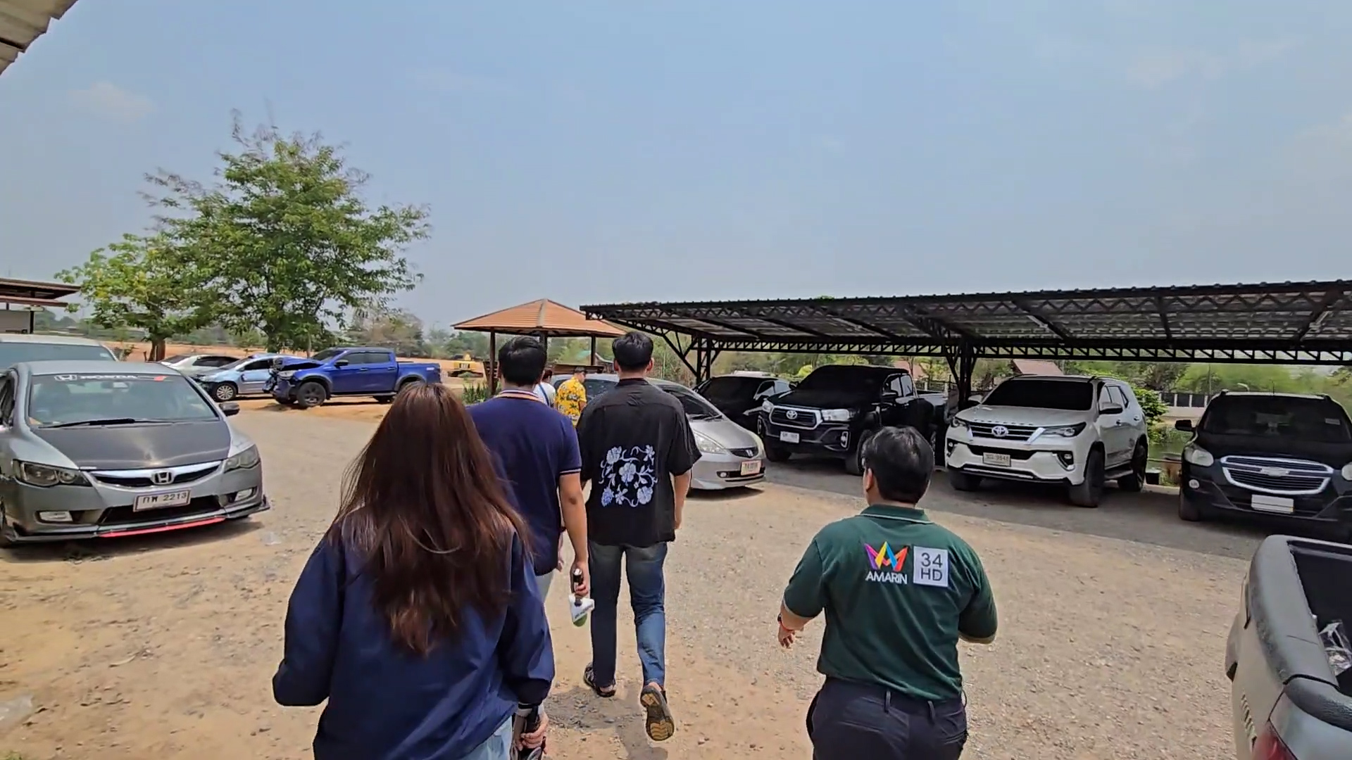 ญาติจากชัยภูมิเดินทางมารับศพผู้ตายที่ถูกนำมาทิ้งหนองน้ำสาธารณะขอนแก่นหลังจำรอยสักได้  