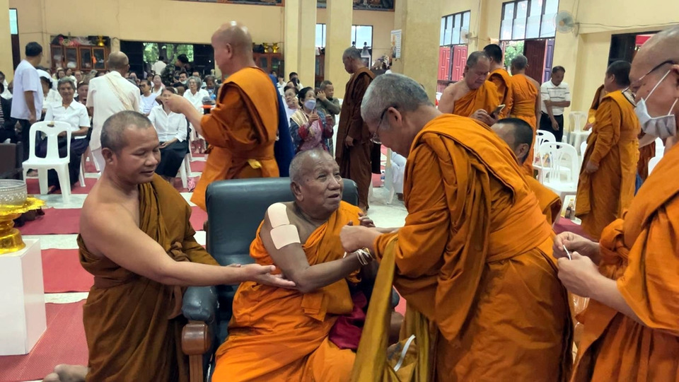 คณะสงฆ์เมืองขอนแก่นกว่า 100 รูป สวดพระพุทธมนต์ถวายกำลังใจ “พระครูอดุลสารนิเทศ” ย้ำสมบัติศาสนาต้องรักษา