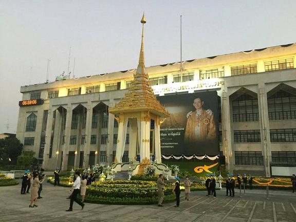 แจกบัตรคิวถวายดอกไม้จันทน์พระเมรุฯจำลองลานคนเมือง