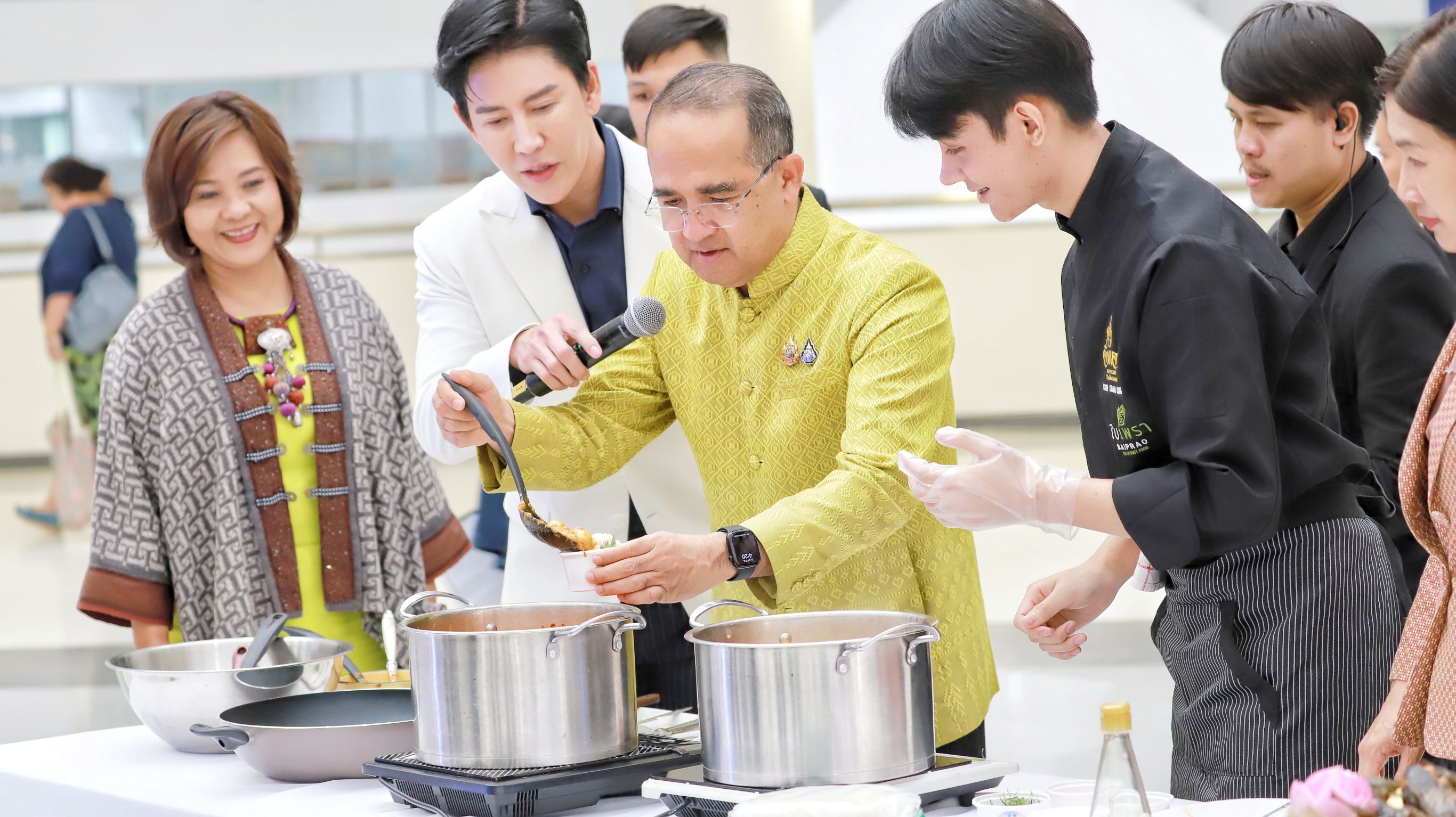 อร่อยยกจังหวัด!!ผู้ว่าฯปทุมธานี โชว์ทำเมนู"ขนมจีนน้ำยากะทิปลาดุกเม็ดบัว"ในเทศกาลมหัศจรรย์อาหาร 