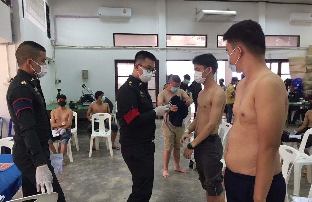 แม่ฮ่องสอน คัดเลือกทหารกองเกิน พบขอผ่อนผันไม่เข้าตรวจคัดเลือกเพียบ เหตุติดโควิด