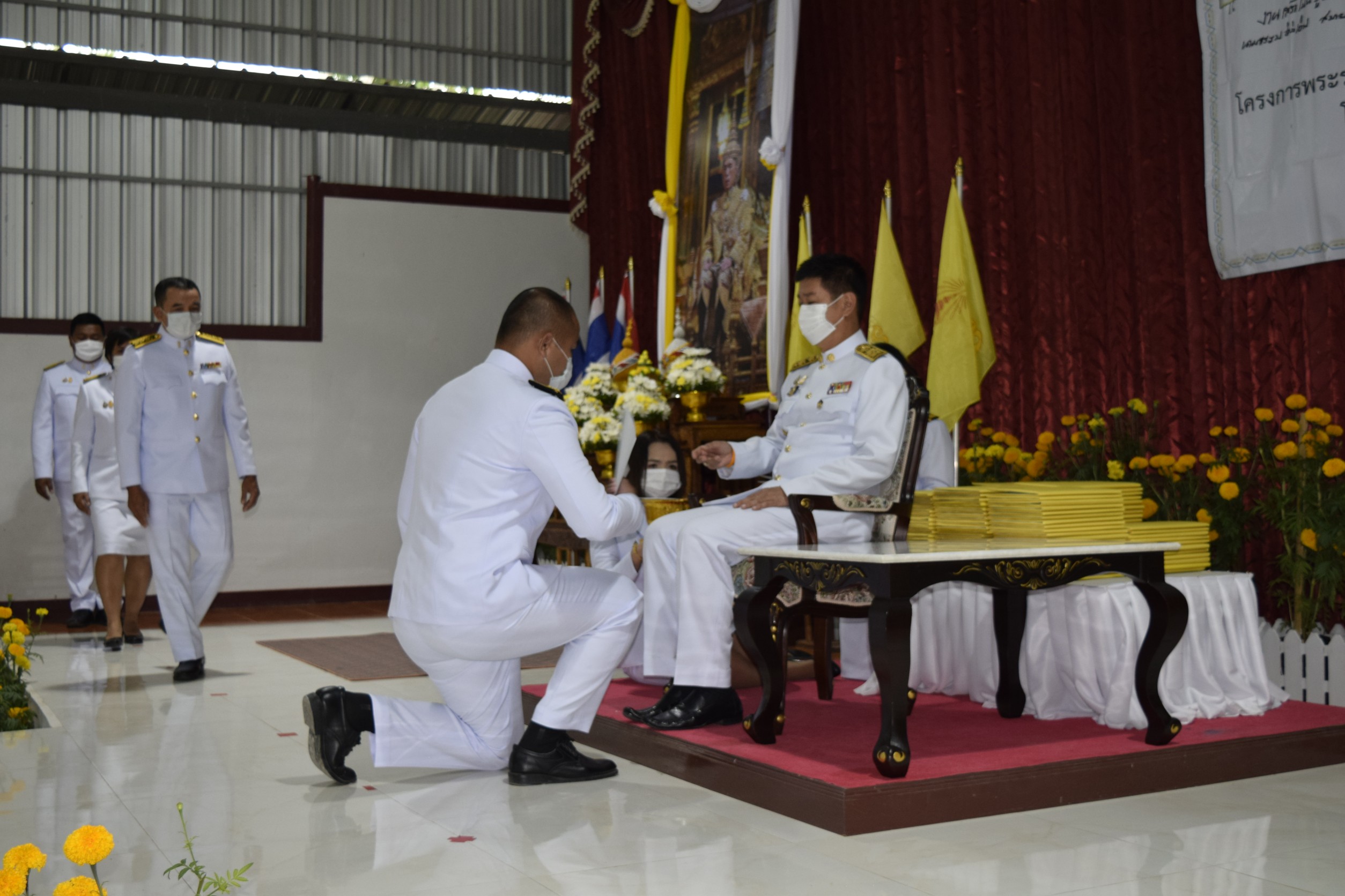 ผู้ว่าฯตรัง   เป็นผู้แทนพระองค์มอบใบประกาศนียบัตรแก่ผู้เข้ารับการฝึกอบรมและปิดโครงการพระราชทานโคกหนองนาแห่งน้ำใจและความหวัง