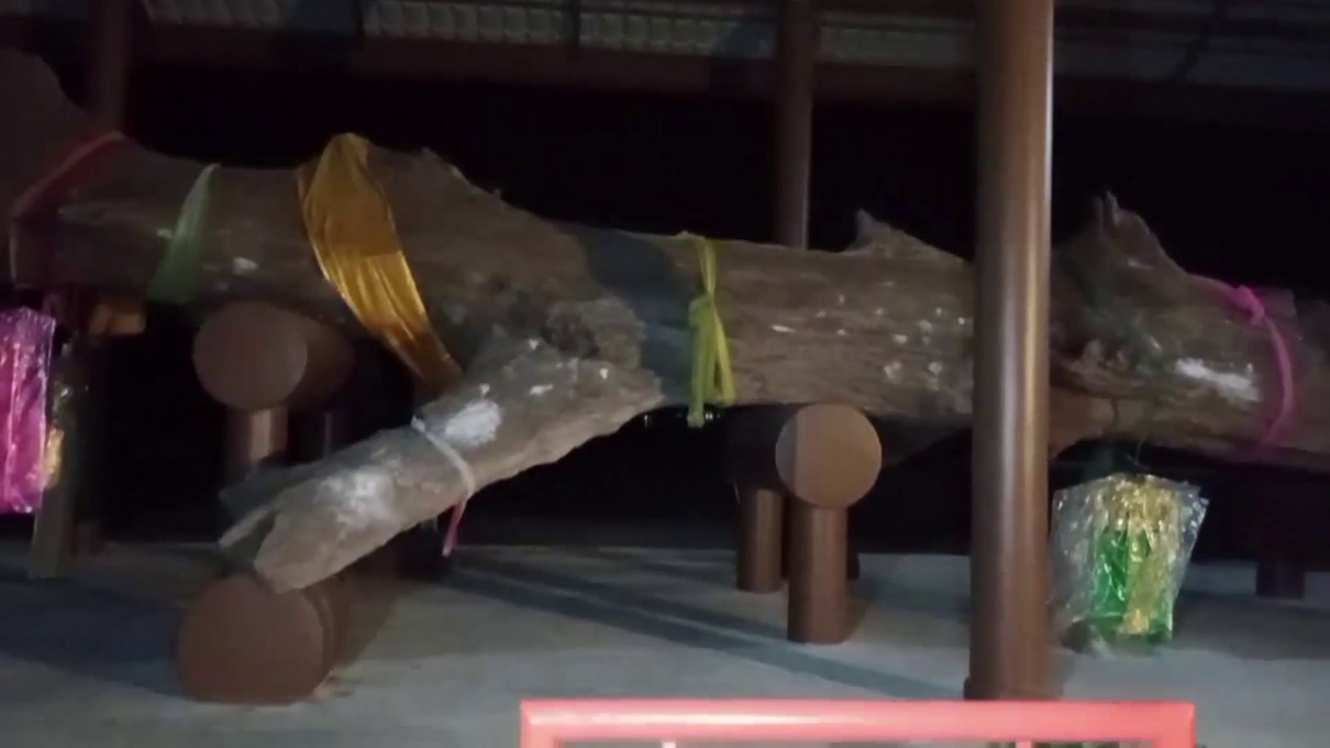 โค้งสุดท้ายแห่บวงสรวงเจ้าแม่ตะเคียนสไบทองอายุกว่า 800 ปี  ร่างทรงรำเขียนเลขเด็ดในกระดาษ คนแห่จดแห่ลูบขอโชคลาภ