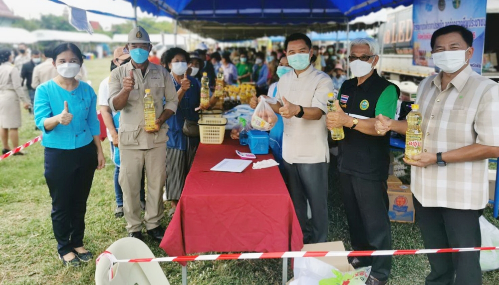 ผู้ว่าฯ พิจิตร จับมือพาณิชย์ ขนสินค้าขายราคาถูกช่วยชาวบ้าน ในงานจังหวัดเคลื่อนที่