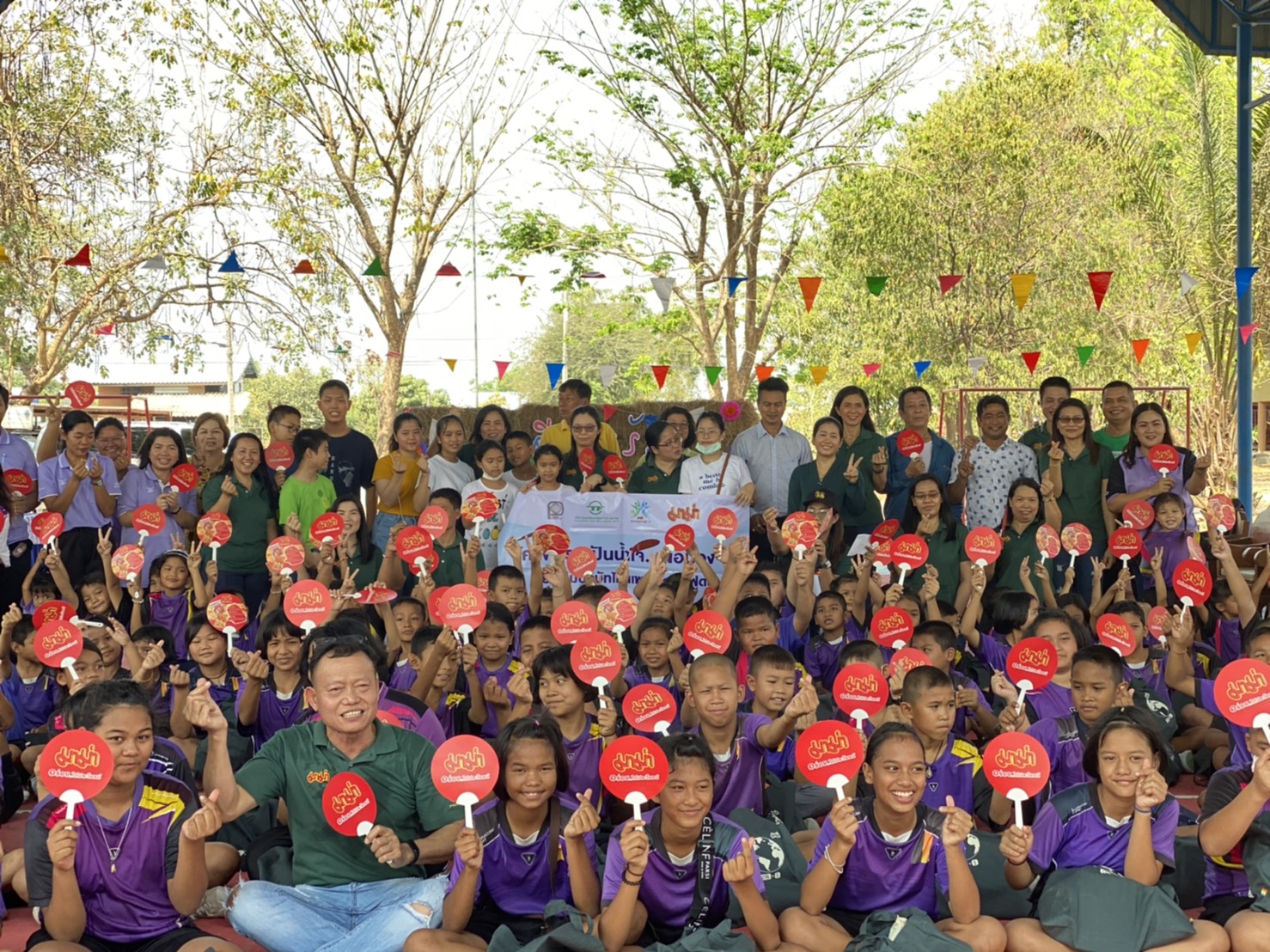 ทต.เพชรเมืองทอง ต้อนรับคณะบริษัท มาม่า โครงการปันน้ำใจสู่น้อง ครั้งที่ 12