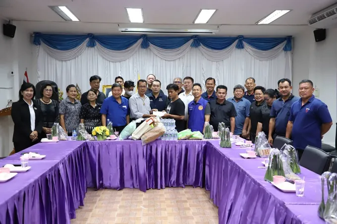อบต.อ่างทองเดินหน้า “เพื่อนช่วยเพื่อน” มอบเงินช่วยผู้ประสบอัคคีภัย ต.ป่างิ้ว