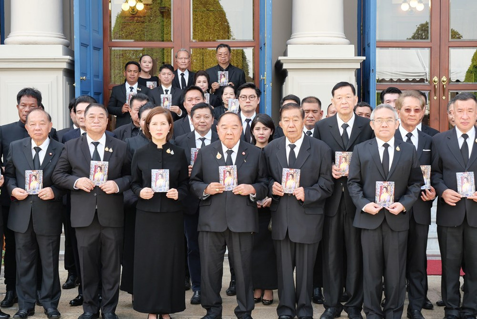 "บิ๊กป้อม" นำพรรคพลังประชารัฐ ลงนามถวายความอาลัย “สมเด็จพระพันปีหลวง”