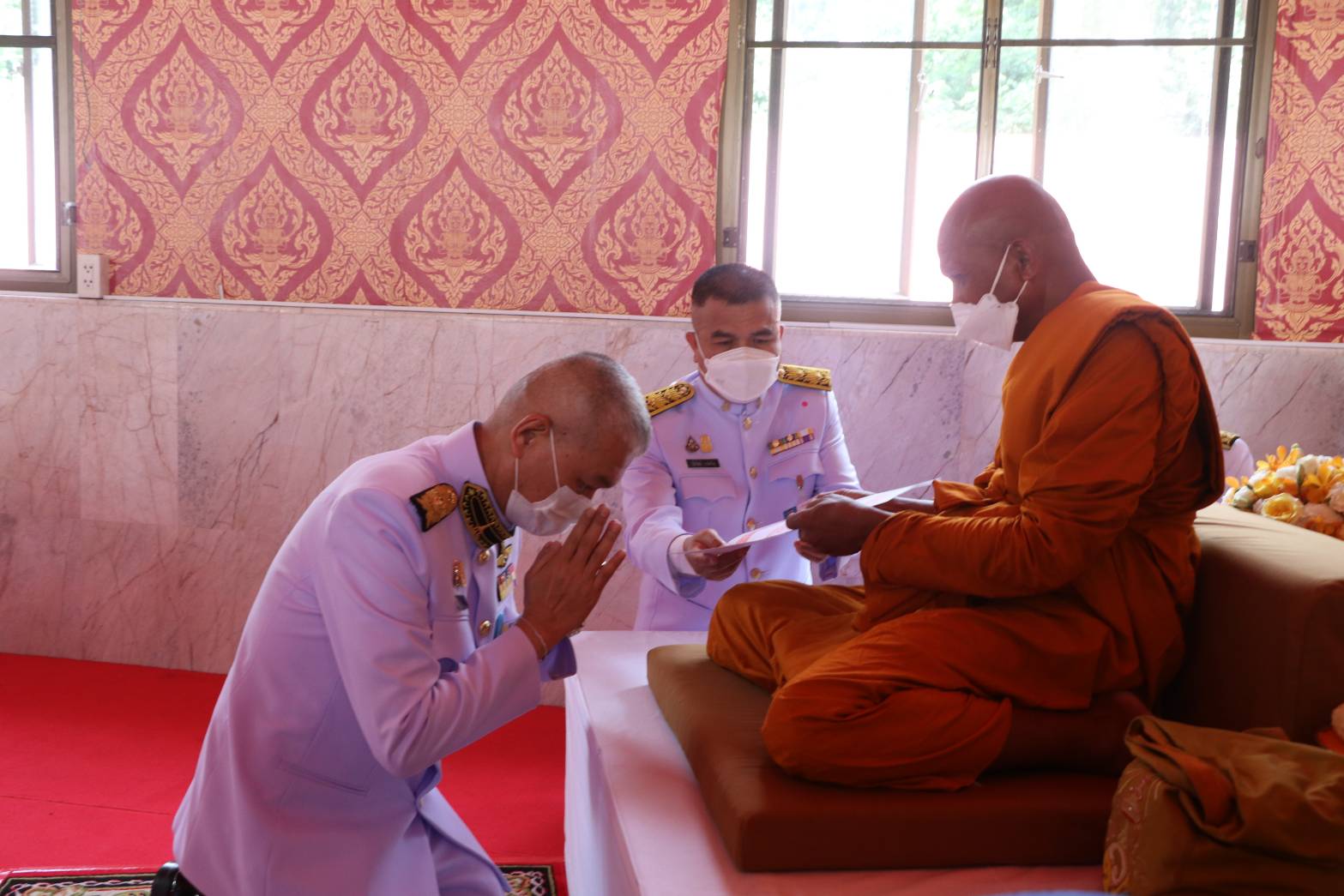 องคมนตรีเชิญสัญญาบัตรพัดยศและผ้าไตรถวาย  พระวชิรญาณโสภณ (เยื้อน ขันติพโล) ณ วัดเขา อ.บัวเชด จ.สุรินทร์