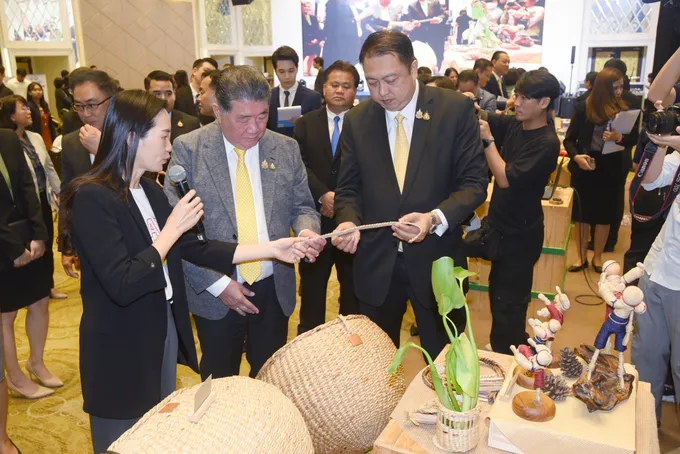 “ภูมิธรรม”เปิดตัวคลังความรู้ “พาณิชย์คิดค้าอย่างยั่งยืน”มุ่งพาผู้ประกอบการไทยปรับตัวรับมือกติกาการค้าโลกใหม่
