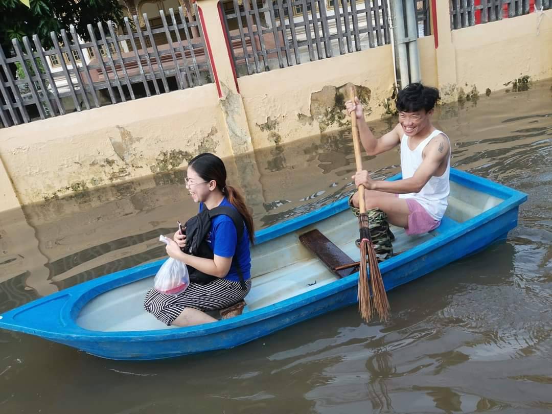 ตม.อุทัยธานีมอบเรือพาย อบต.สะแกกรัง ช่วยชาวบ้านน้ำท่วม