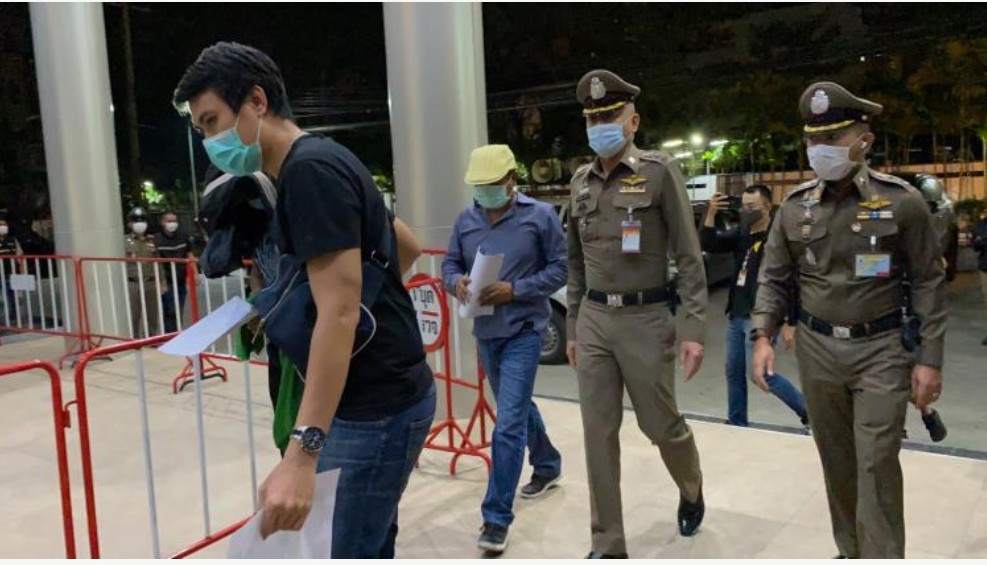 สน.ปทุมวันหิ้ว 3 อาชีวะโยนบึ้ม จามจุรีสแควร์ ฝากขังศาลอาญากรุงเทพใต้ฯเเจ้งข้อหาหนักพยายามฆ่าเจ้าพนักงาน ค้านประกัน 