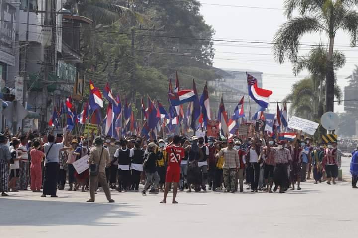ชายแดนไทย-เมียนมาระอุ ทหาร KNU ร่วม KNLA เคลื่อนทัพมวลชนกะเหรี่ยงต่อต้าน รัฐประหาร