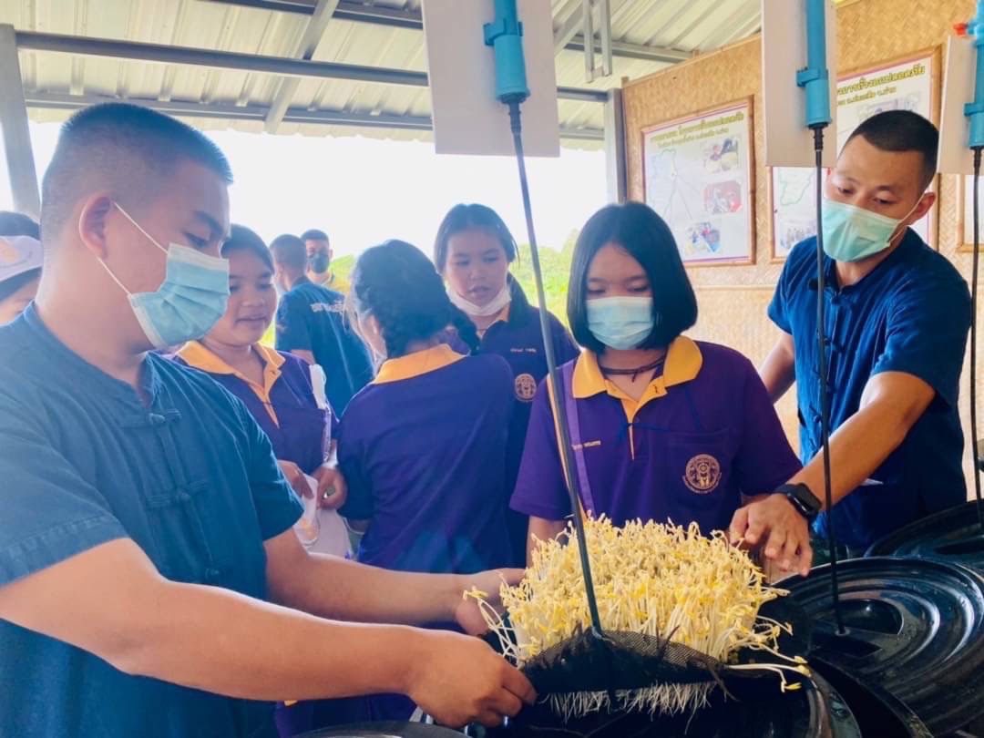 ทหารต้อนรับคณะกศน.ปัวและแม่จริมดูงานโครงการทหารพันธุ์ดีน่าน