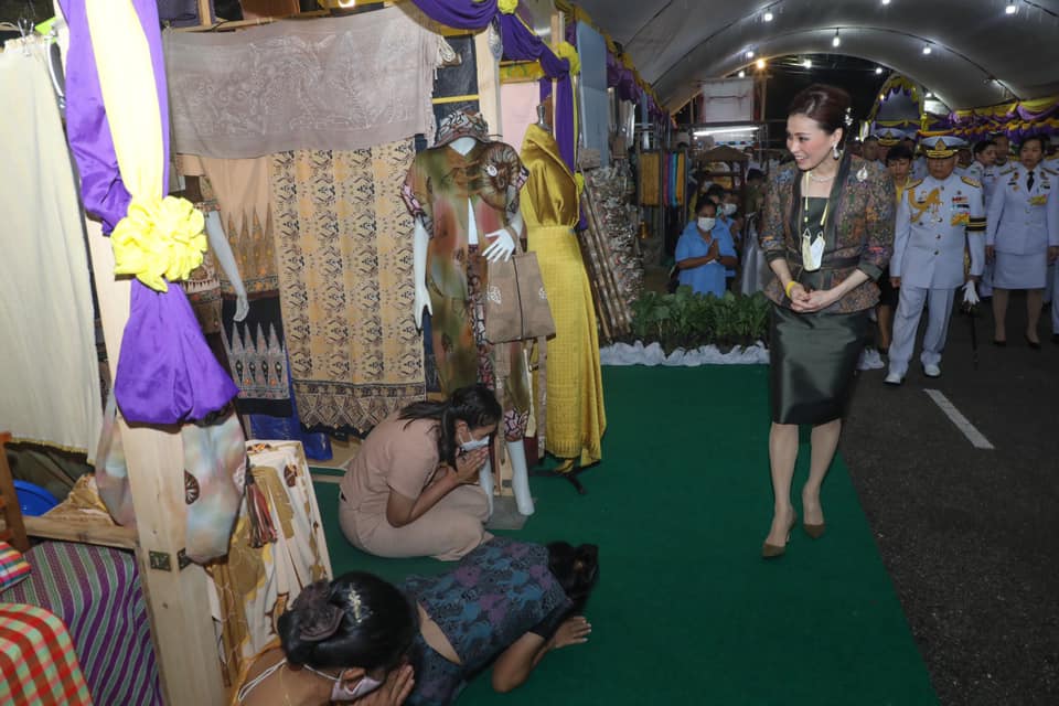 ราชินีทรงเยี่ยมหน่วยแพทย์พระราชทานทรงรับคนไข้ไว้ในพระบรมราชานุเคราะห์ 