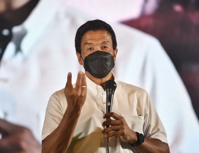  'ชัชชาติ'ฟิตแต่เช้า ถ่าย ภาพร่วมกับพนักงานเก็บขยะกทม.