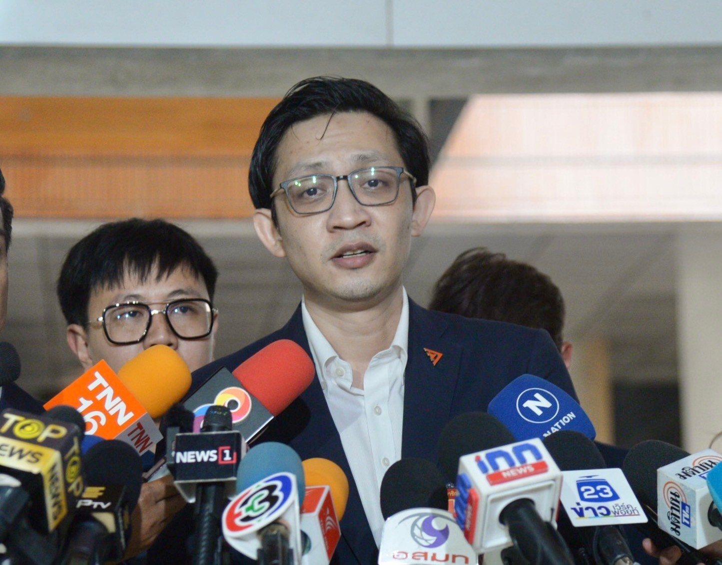 "จิรัฏฐ์" ปัดกุข่าวซื้องูเห่า 30 ล้าน ยันมีอีกหลายคน ฉุน  "นายกฯ" ท้าเปิดชื่อ ข้องใจ" 44 สส." ยื่นแก้ ม.112 ผิดตรงไหน  