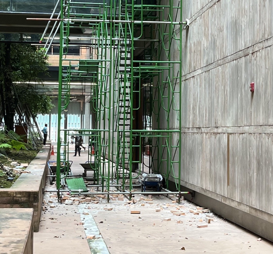ระทึก! ผนังอิฐสภาหมื่นล้านร่วงทับ 2 คนงานบาดเจ็บเล็กน้อย ระหว่างขึ้นนั่งร้านซ่อมแซม