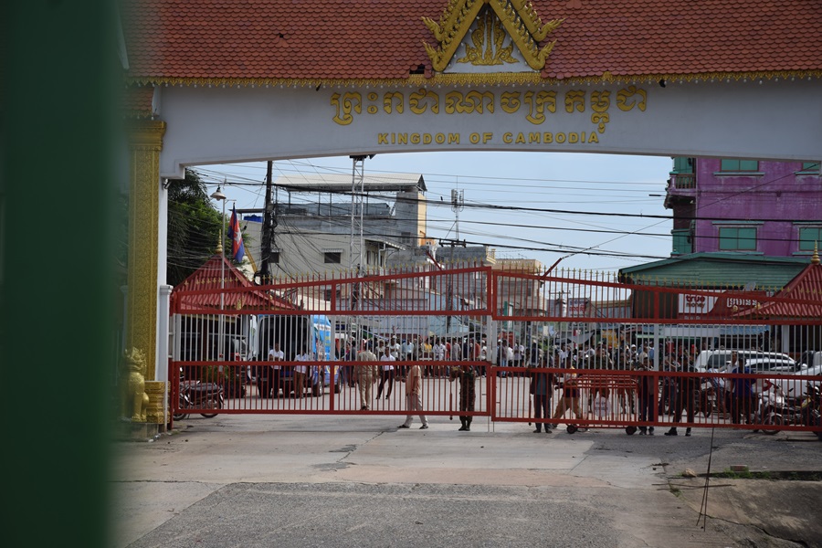 ชายแดนไทย-กัมพูชายังไม่นิ่งพบแรงงานกัมพูชายังตกค้างหน้าด่านไทยประธานหอการค้าจันทบุรีแนะอย่ายืดเยื้อจะทำเศรษฐกิจพังทั้งระบบ 