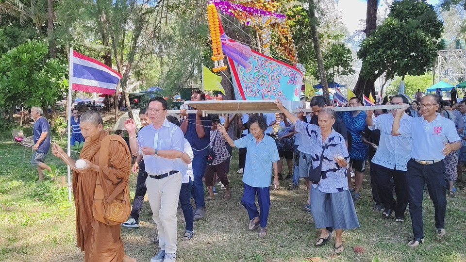 ชาวบ้านบางสัก ลอยเรือสะเดาะเคราะห์รับปีใหม่ 2569 สืบประเพณีโบราณร้อยปี จุดประทัดได้เลขเด็ด