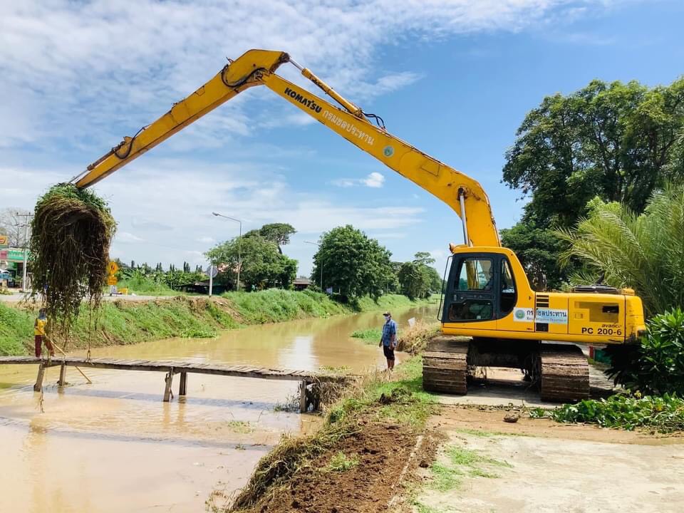 โครงการส่งน้ำและบำรุงรักษายางมณี เร่งดำเนินการกำจัดวัชพืช กีดขวางทางน้ำ ในคลองส่งน้ำสายใหญ่ อย่างต่อเนื่อง