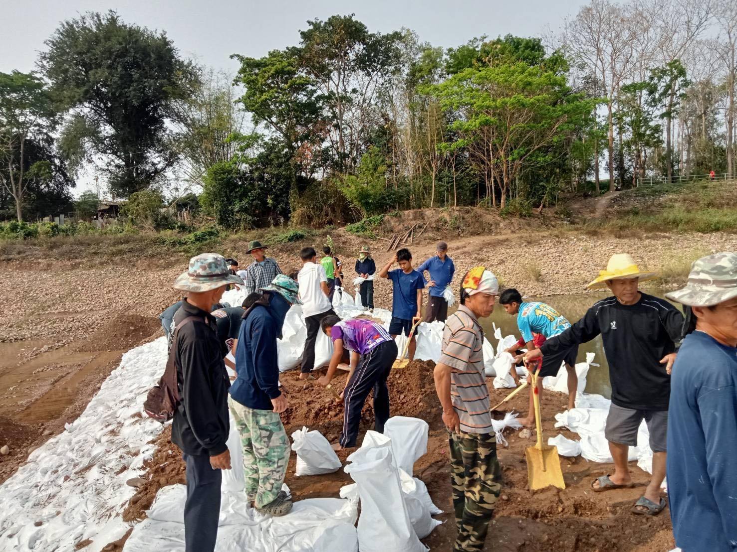 ชาววังหลวงกว่า 200 คนนำกระสอบทรายกั้นน้ำยมผันน้ำให้พื้นที่เกษตรกว่า 2พันไร่แก้ปัญหาภัยแล้ง 