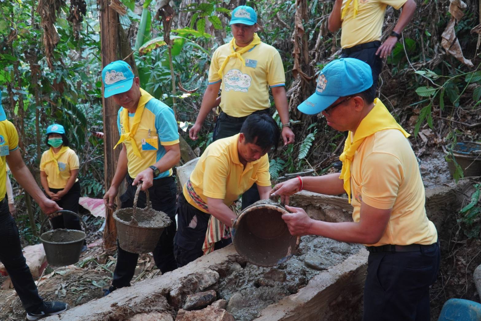 มณฑลทหารบก 37 ร่วมกับ อำเภอเชียงของรวมพลจัดทำฝายต้นน้ำลำธารวัดเทพนิมิตสร้างความสมดุลในระบบนิเวศน์       