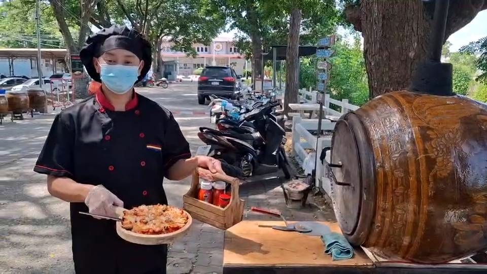 “พิซซ่าอบโอ่ง” เมนูสุดยูนีคจากเรือนจำอ่างทอง! ชีสเยิ้มกลิ่นหอมฟุ้ง–อร่อยพร้อมส่งเสริมอาชีพผู้ต้องขัง