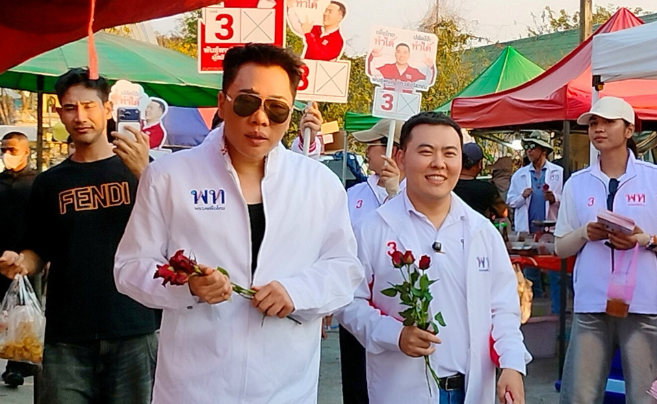“มดดำ” ทิ้ง “มดแดง” สลัดเพื่อนเล่นวัยเด็ก ช่วย “โจ๊ะ” ผู้สมัคร สส.เพื่อไทย หาเสียงแปดริ้ว