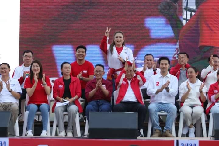 ปราศรัยใหญ่ “เพื่อไทย” พิษณุโลกคึกคัก แกนนำตบเท้าขึ้นเวทีพรึ่บ หวังพา “บู้ จเด็ศ จันทรา” เข้าสภาฯ