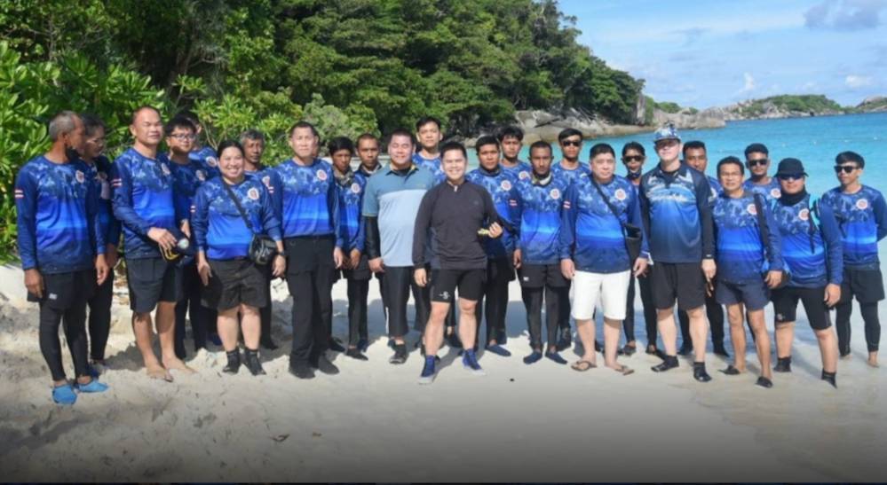 'วราวุธ'นำทีมซ่อมแซมทุ่นจอดเรือ-ดำน้ำเก็บขยะทะเล พร้อมเปิดท่องเที่ยวหมู่เกาะสิมิลัน 15 ต.ค.นี้