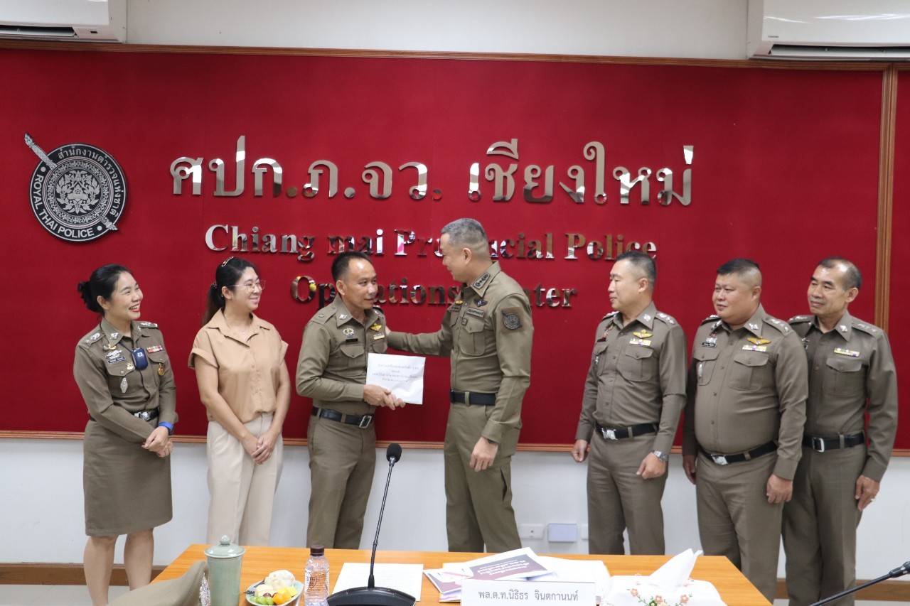 รอง ผบ.ตร.มอบเงินช่วยตำรวจบาดเจ็บจากการระงับเหตุชายคุ้มคลั่ง ข่มขู่ใช้อาวุธมีดทำร้ายครอบครัว
