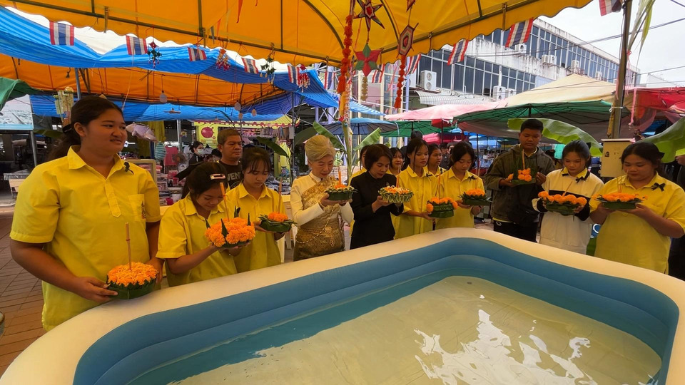 ลอยกระทงตลาดบางลำพู! สืบสานวัฒนธรรมรำลึก 70 ปี ในหลวง ร.9-พระพันปีหลวงเสด็จเยือนขอนแก่น