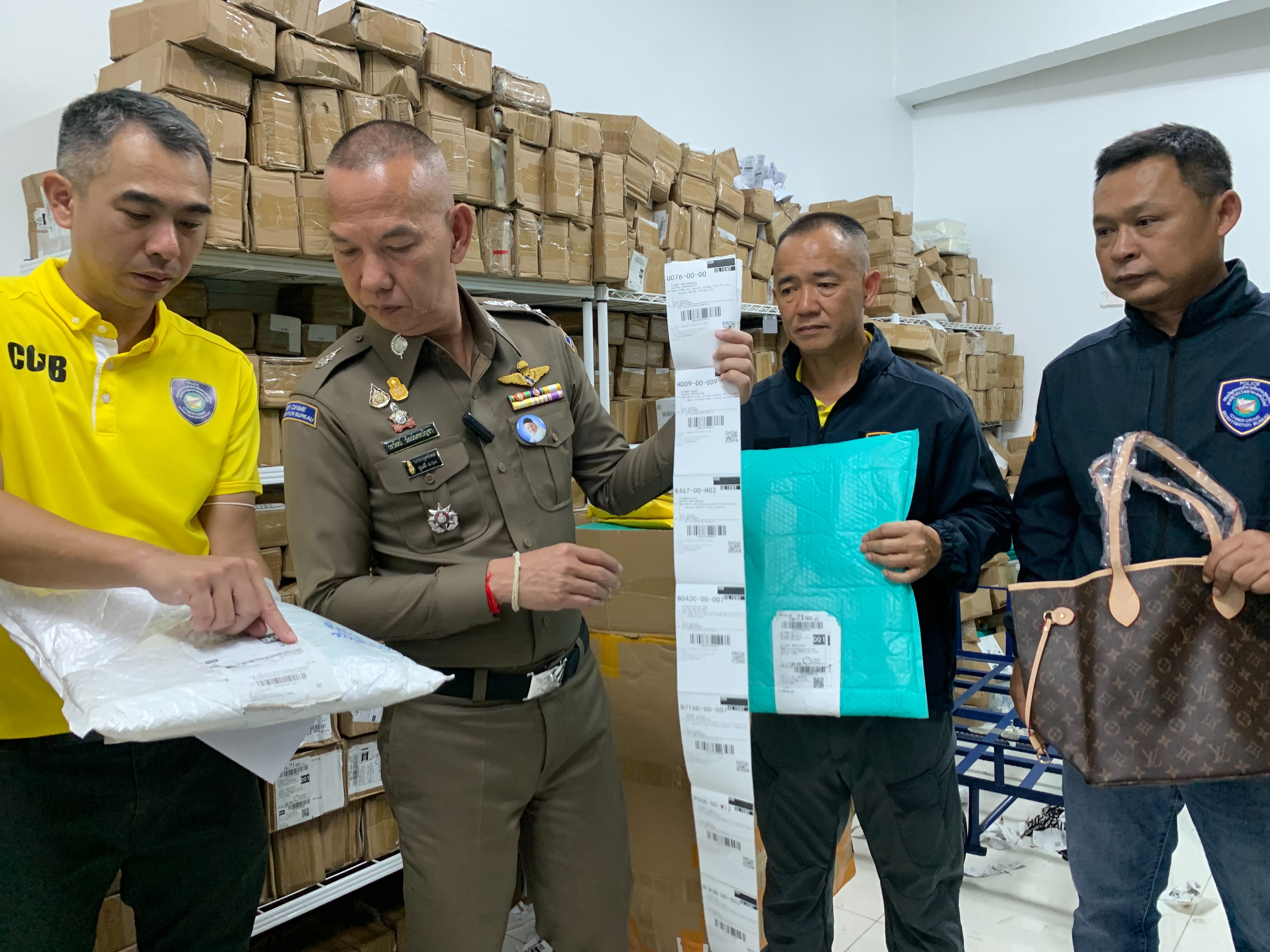 ตร.ไซเบอร์ทลายโกดังแก๊งจีนย่านบางนาพบพัสดุนับหมื่นชิ้นเตรียมส่งปลายทาง