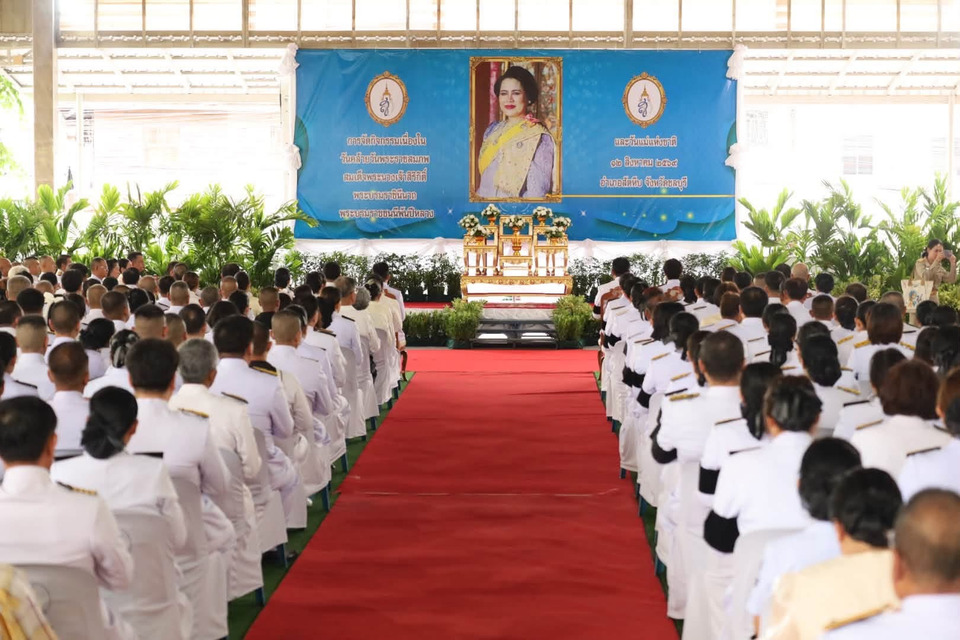 พสกนิกรสัตหีบร่วมทำบุญตักบาตร ถวายเป็นพระราชกุศล เนื่องในวันแม่แห่งชาติ