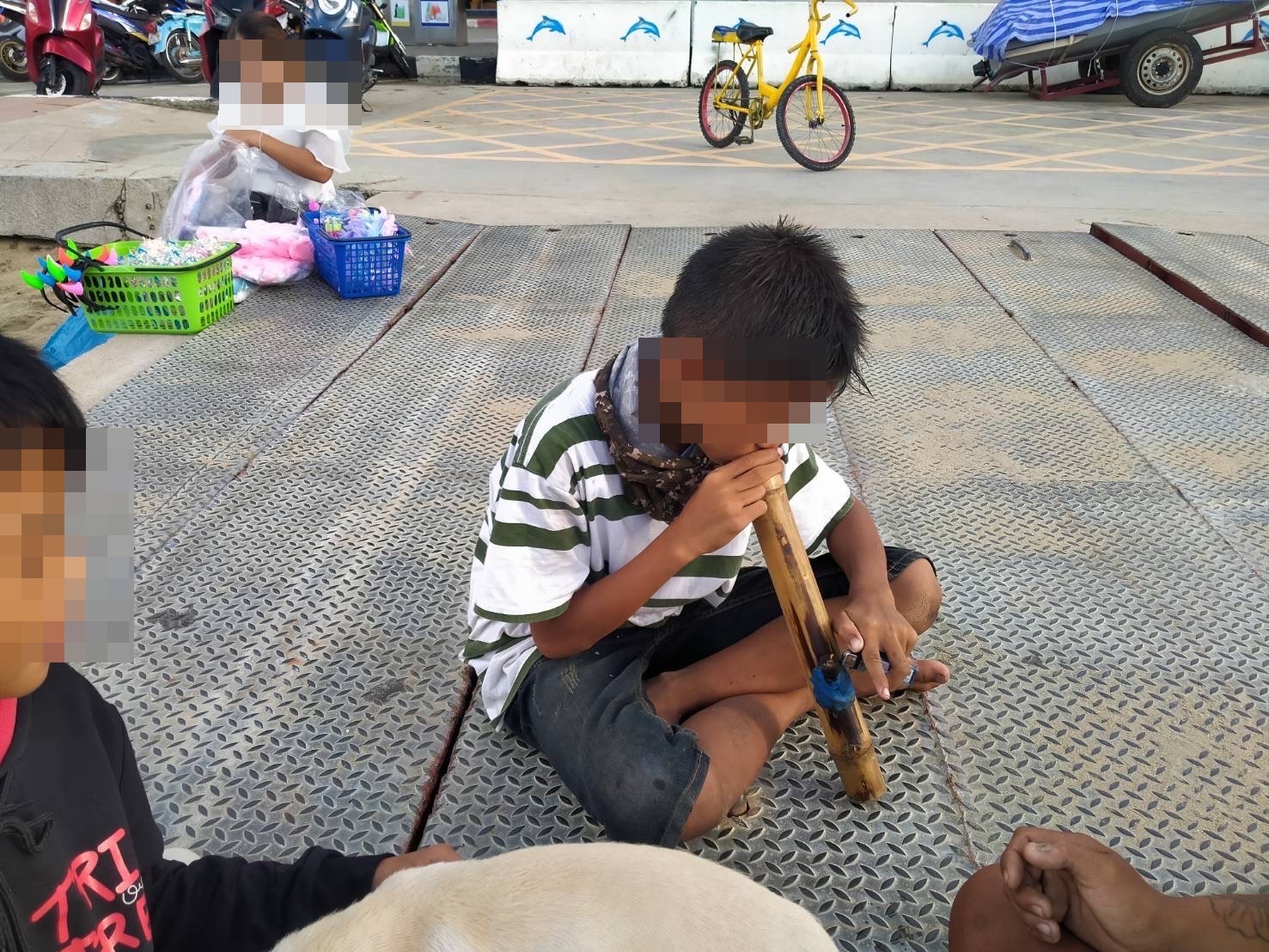 แชร์!! สนั่นโซเชียลเด็กน้อยดูดบ้องกัญชาริมชายหาดพัทยาไร้คนห้ามปราม