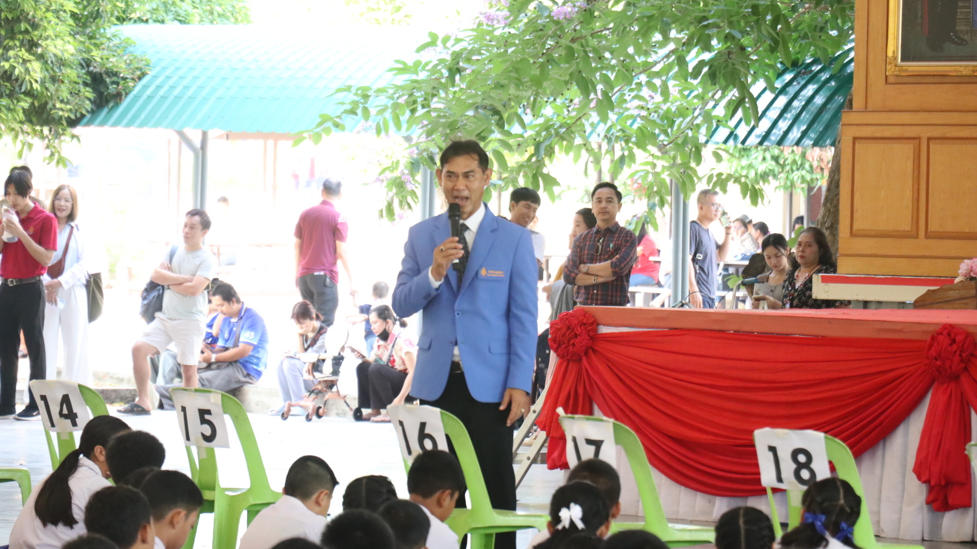 นร.นับพันสอบแข่งเข้าโรงเรียนมัธยมดังโคราชผู้ปกครองสายมูพาบุตรขอพรศาลพระภูมิคึกคัก