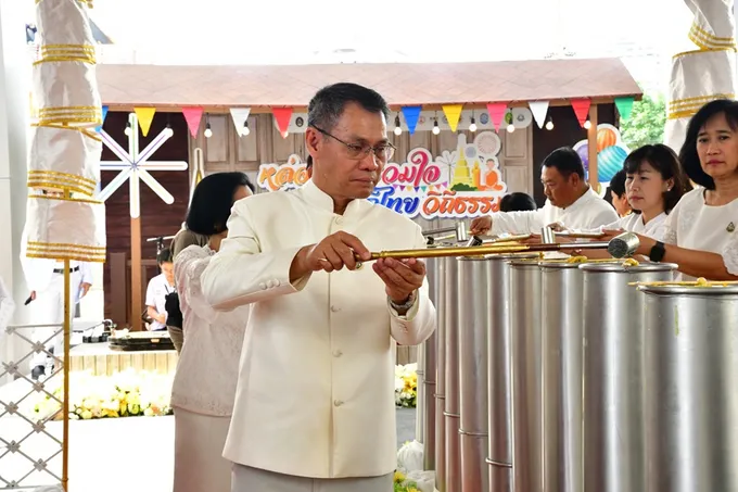 เข้าพรรษานี้ ชวนพุทธศาสนิกชนสืบสานประเพณีหล่อเทียนเข้าวัด