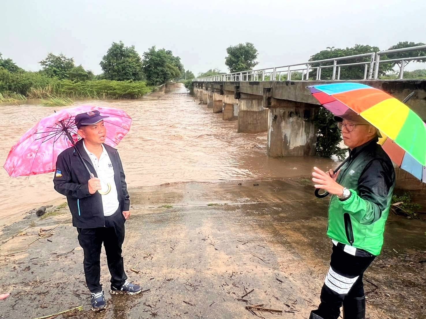 สชป.12 ลงพื้นที่ติดตามสถานการณ์น้ำ เร่งช่วยเหลือพื้นที่ตำบลบ้านไร่