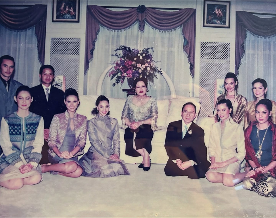 “ซินดี้ สิรินยา” ย้อนความทรงจำอันงดงาม เคยเดินแบบผ้าไทยถวายงานต่อหน้าพระพักตร์ “สมเด็จพระพันปีหลวง”