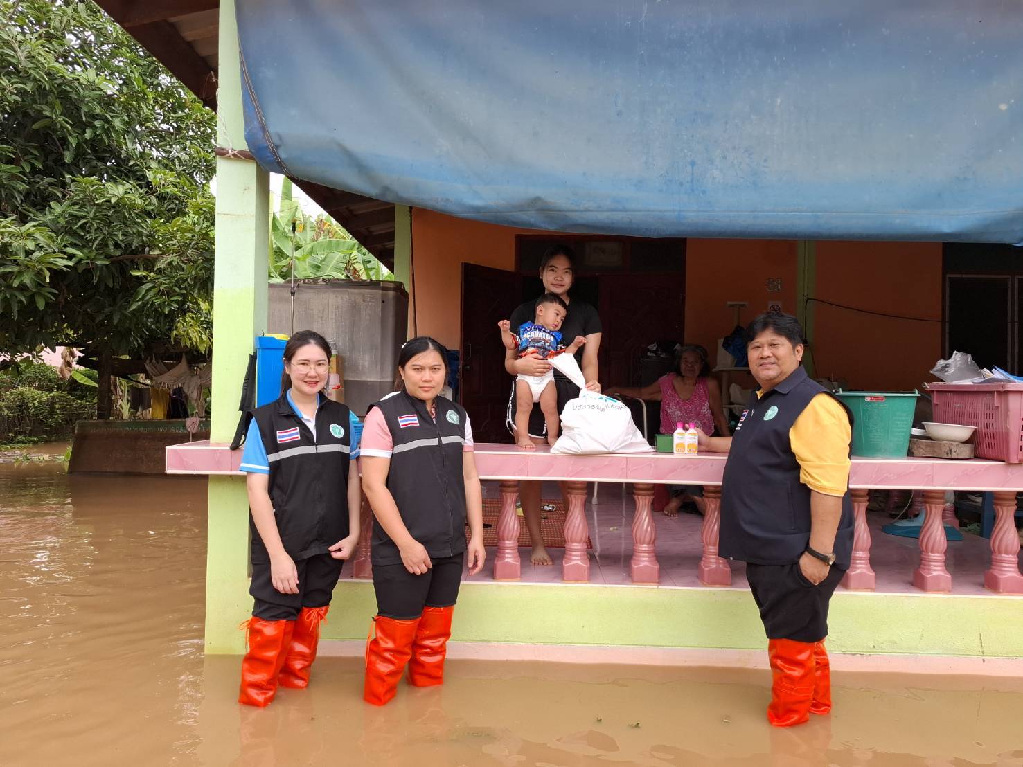 “สมศักดิ์” สั่งเร่งช่วยชาวบ้านหลังพายุ “คาจิกิ” ถล่ม  “สุโขทัย” เปิดศูนย์พักพิง 2 แห่ง ระดมเวชภัณฑ์แจกในพื้นที่