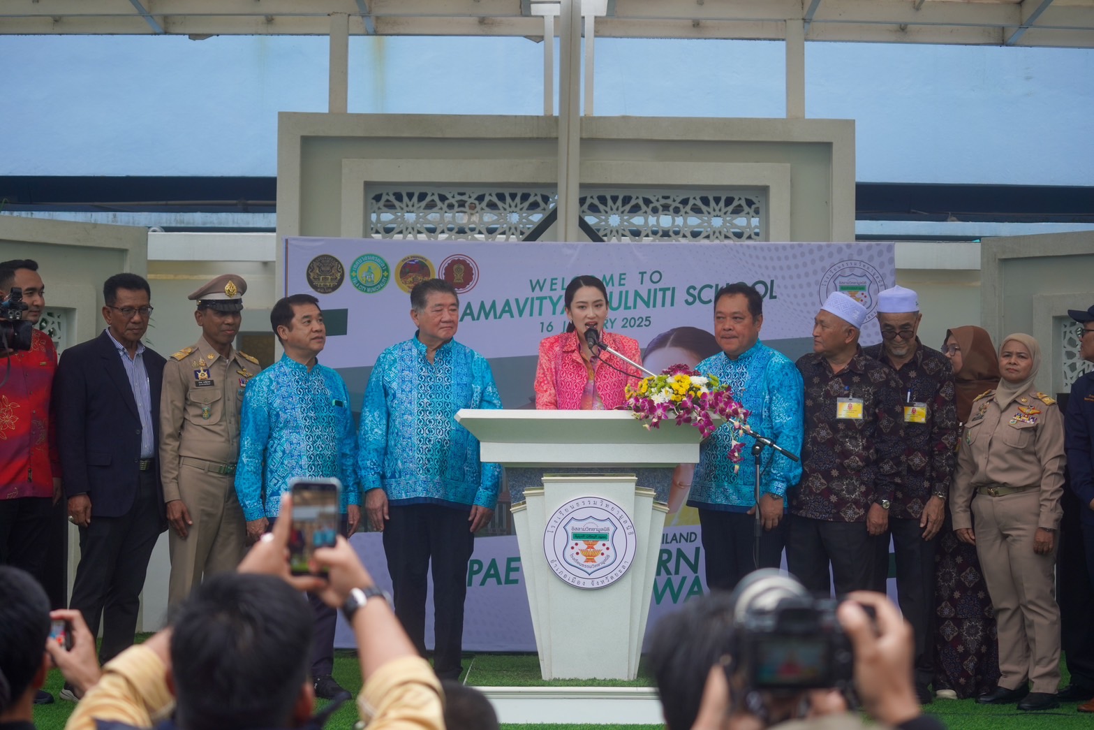 นายกฯ ขึ้น “เฮลิคอปเตอร์” ลงยะลา พบ “นักเรียน-ผู้นำศาสนา” ปลื้มต้อนรับอบอุ่น บอกมีตรงไหนเดือดร้อนรบ.พร้อมหนุน 
