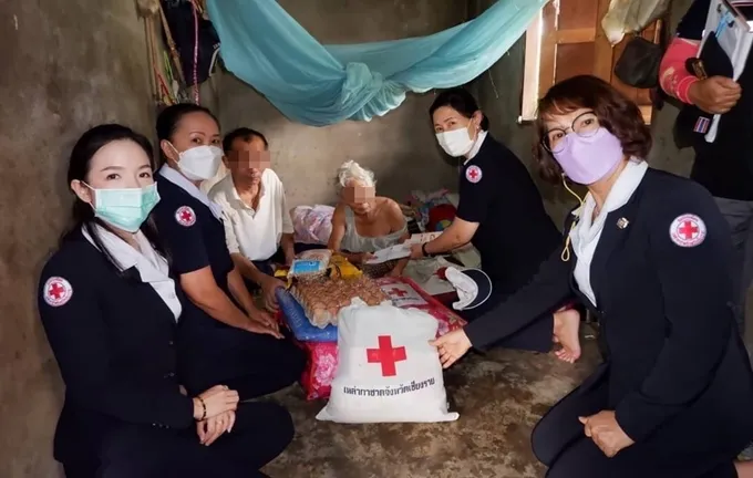 กาชาดเชียงราย รุดเยี่ยมช่วยเหลือกลุ่มเปราะบาง ผู้พิการ ผู้ป่วยติดเตียง ผู้ยากไร้