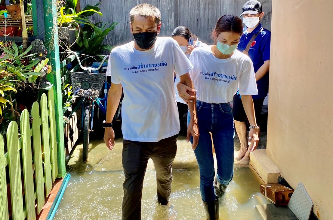 ผู้กำกับโย ควงลูกสาวช่วยเหลือชาวบ้านเขตบางพลัดที่ได้รับผลกระทบน้ำล้นตลิ่งท่วมบ้าน