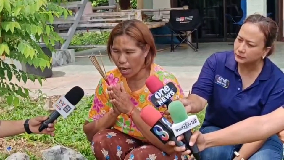 ภรรยา "ลุงโยชน์" จุดธูปขอพร หลังสามีถูกทหารกัมพูชาจับตัวนาน 17 วัน ยังไร้วี่แวว 