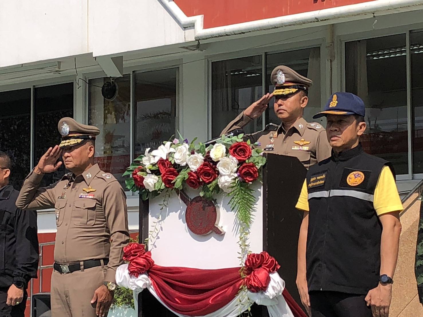 แม่สอด ยุทธการล้างเมือง มุ่งจีนเทาและต่างชาติ ระดมสรรพกำลังกว่า 300 นาย ค้น 131 จุด พบหนังสือเดินทางหมดอายุเพียบ 